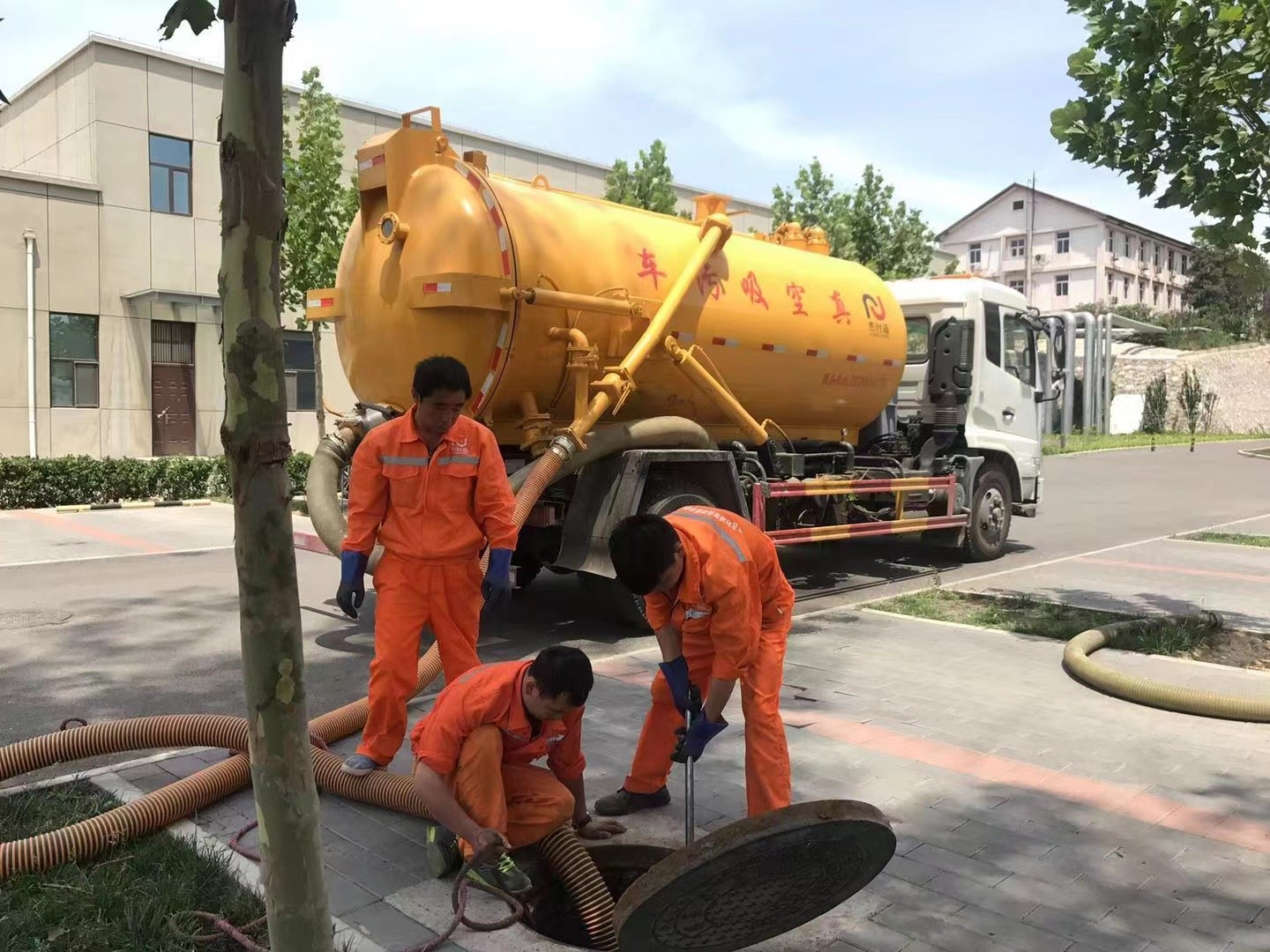 耀州管道疏通车停在窨井附近